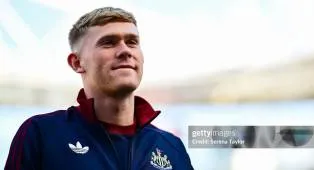 Eddie Howe Jelaskan Alasan Coret Lewis Hall Lawan Arsenal