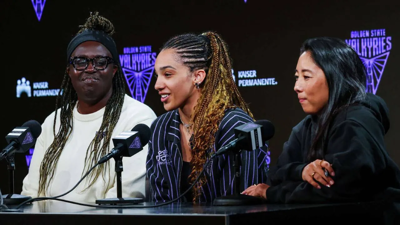 Gabby Williams (tengah) diperkenalkan dalam konferensi pers. (Foto: AP)