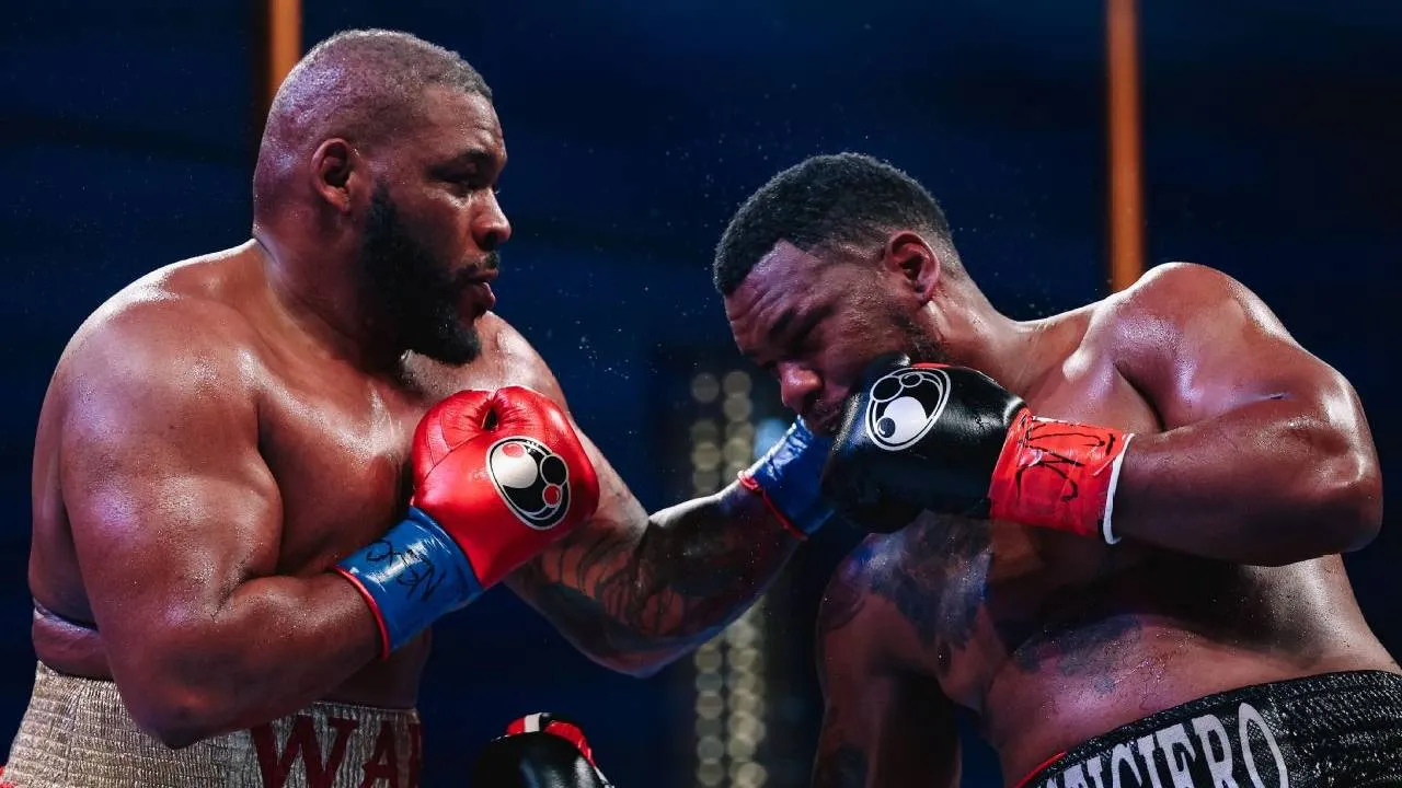Jarrell Miller (kiri) memastikan kemenangan setelah tiga juri memberikan skor 117-111, 117-111, dan 115-113 dalam pertarungan 12 ronde. (Foto: Fight TV)