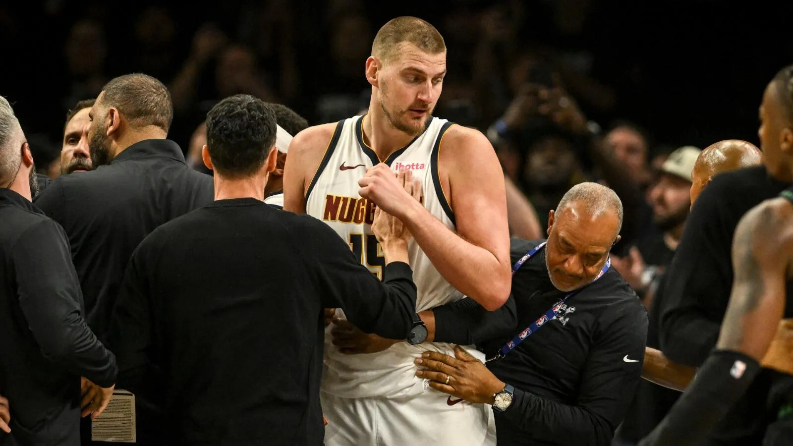 Jokic-Marahi McDaniels Usai Layup di Akhir Gim 4 - sumber: (mainbasket)