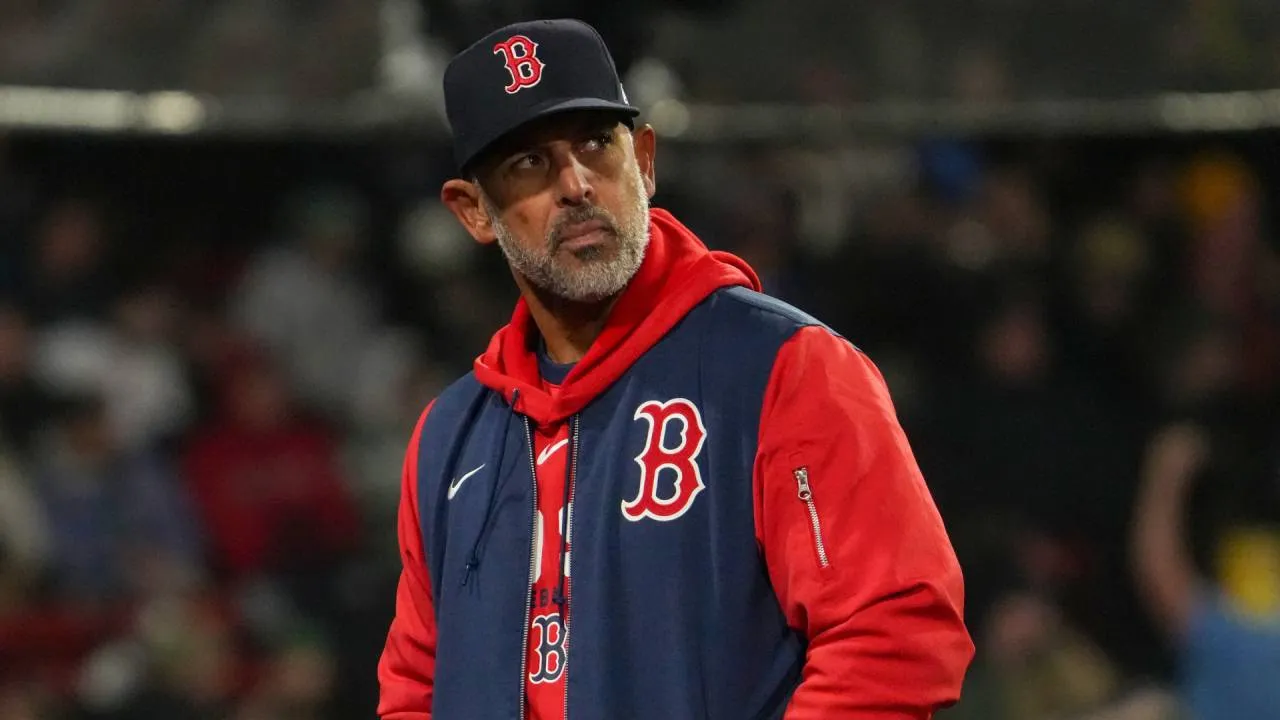 Alex Cora dipecat saat tim mengalami krisis performa dengan rekor 10-17, terutama dalam lini serang dan rotasi pitcher. (Foto: AP)