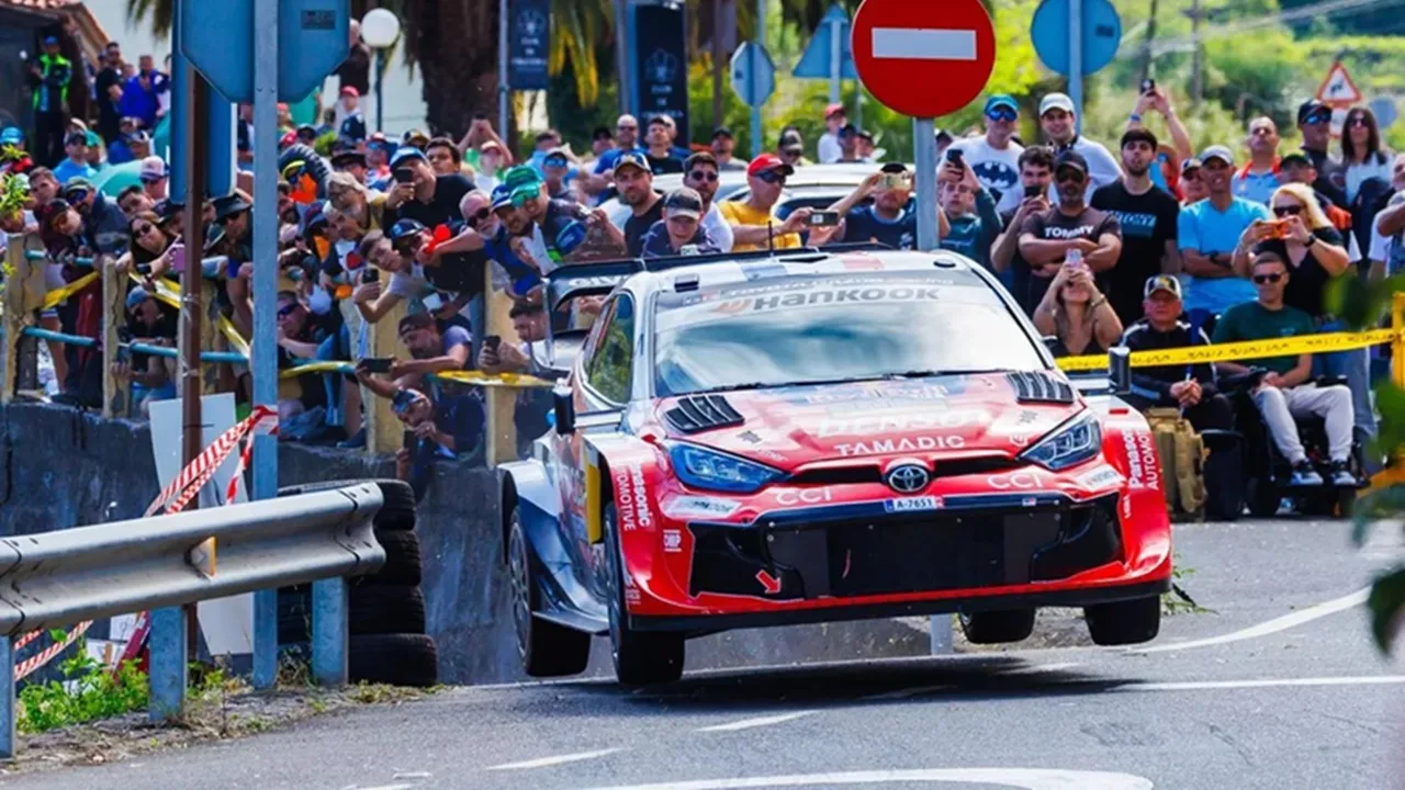 Sebastien Ogier Pertahankan Keunggulan dari Kejaran Oliver Solberg