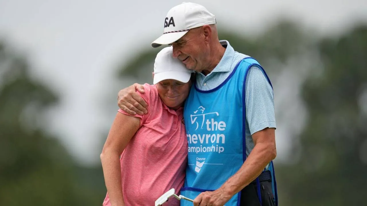 Momen paling menyentuh terjadi di hole ke-18 Memorial Park, ketika ayah Stacy Lewis, Dale, bertindak sebagai caddie untuk terakhir kalinya. (Foto: Golf Digest)