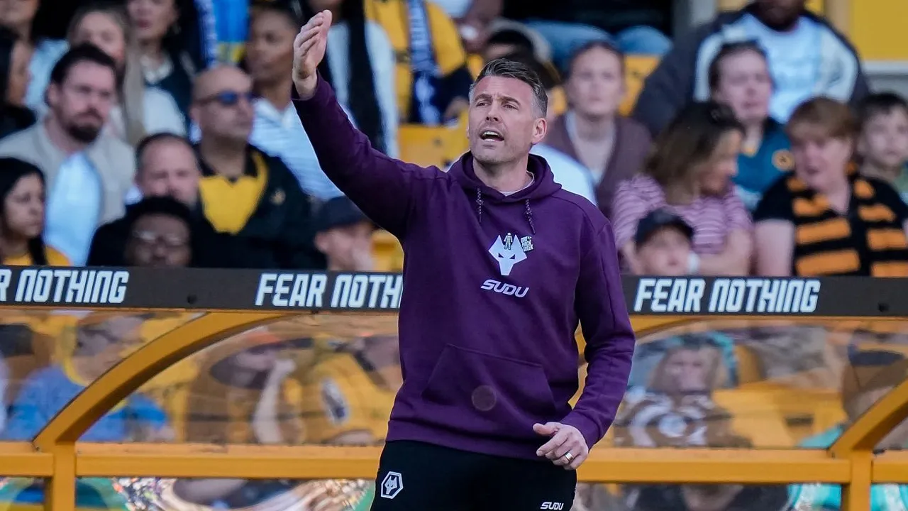 Tampil Lebih Baik tapi Tumbang, Rob Edwards Kecewa Wolves Kalah