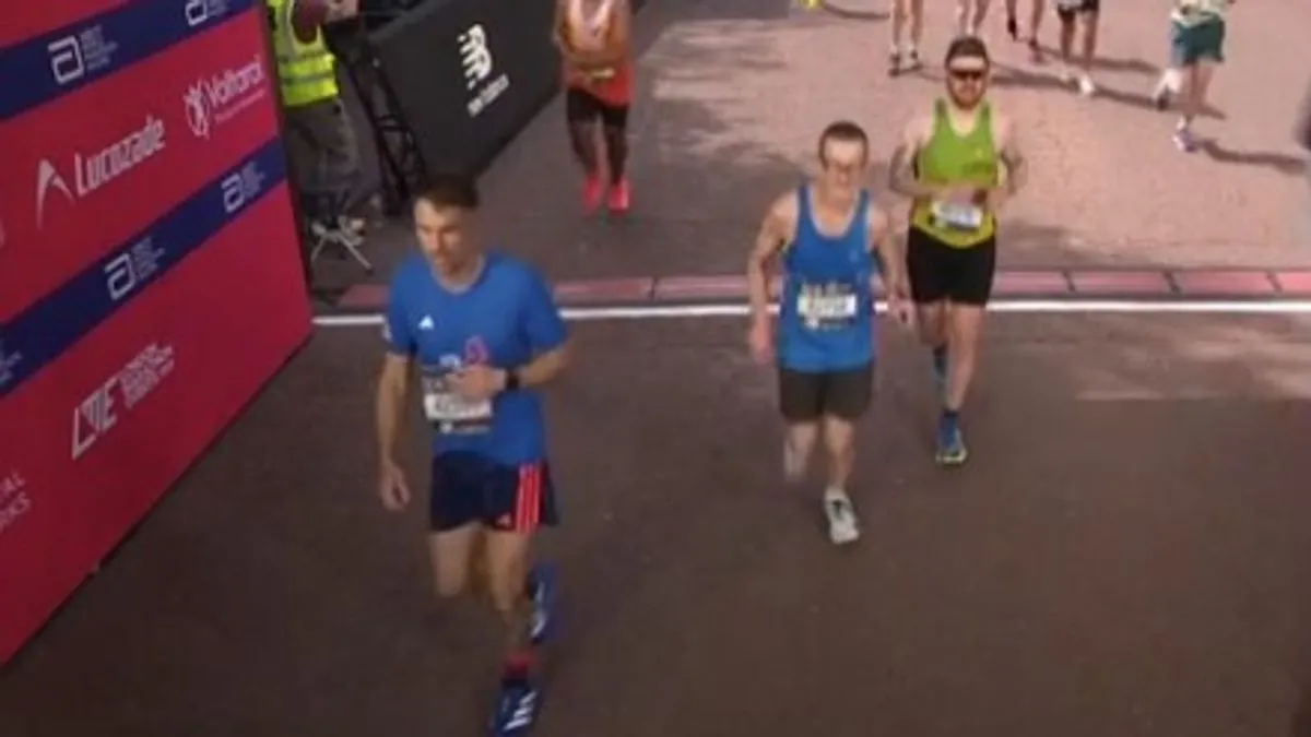 Aaron Ramsey Taklukkan London Marathon dalam 3 Jam