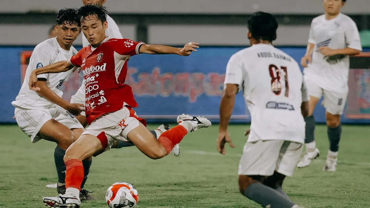 Gelandang Bali United, Teppei Yachida di laga kontra PSM Makassar