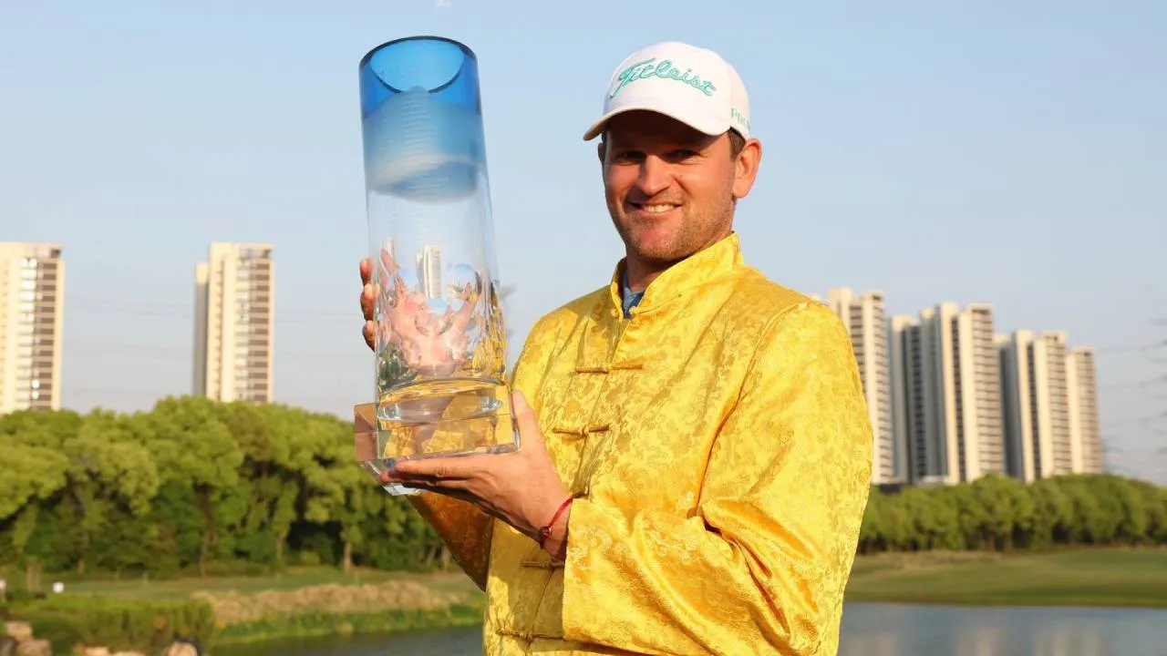Bernd Wiesberger berpose dengan trofi China Open. (Foto: Golf Digest)