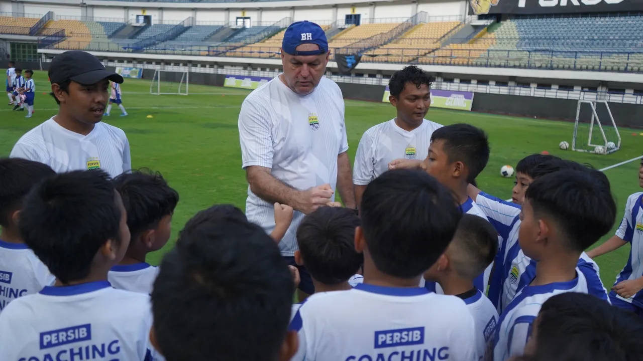 Bojan Latih Ratusan Anak di Acara Coaching Clinic Persib Day