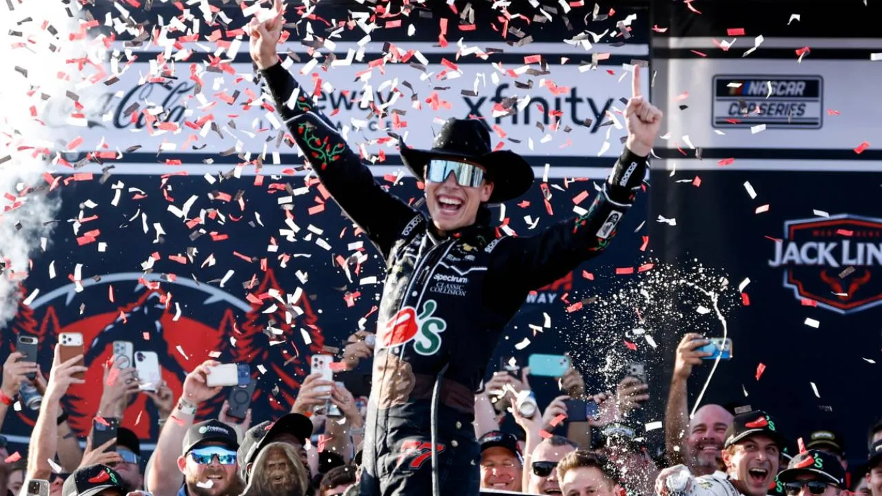 Carson Hocevar (bertopi koboi) melakukan selebrasi setelah menjuarai NASCAR Cup Series di Talladega Superspeedway. (Foto: AP)