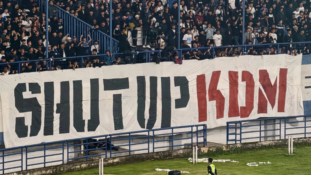 Spanduk 'Shut Up KDM" yang terbentang di tribun Utara saat Persib menjamu Arema