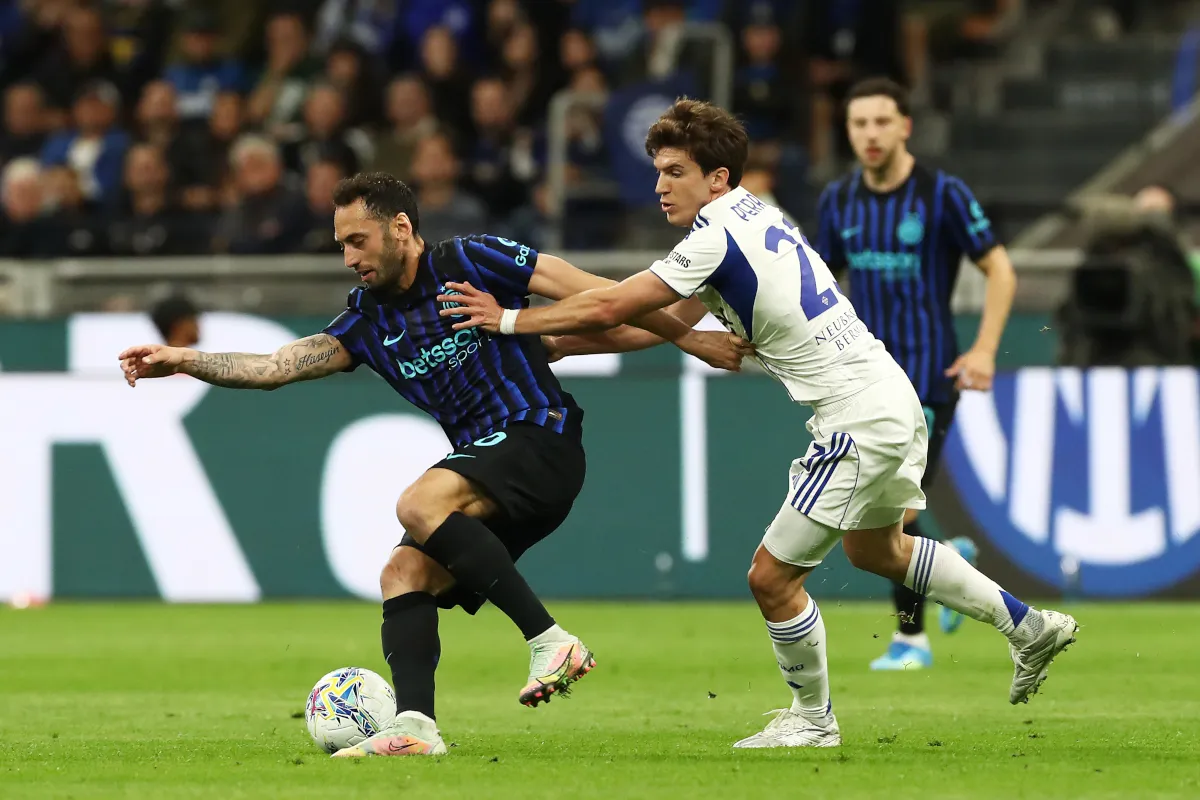 Inter Terancam Tanpa Calhanoglu di Final Coppa Italia Akibat Cedera Baru - sumber: (footballitalia)