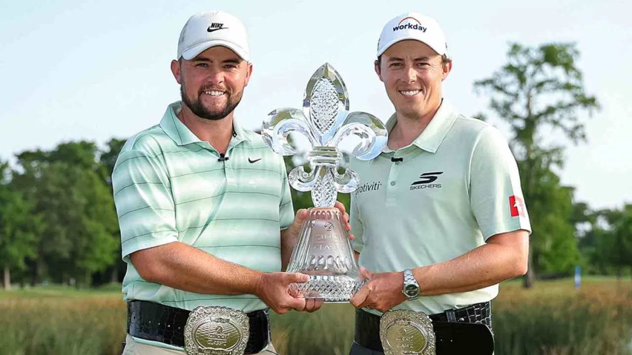 Matt Fitzpatrick dan Alex Fitzpatrick berpose dengan trofi Zurich Classic of New Orleans. (Foto: Golf Digest)