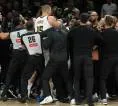 NBA Denda Jokic dan Randle Usai Keributan di Lapangan