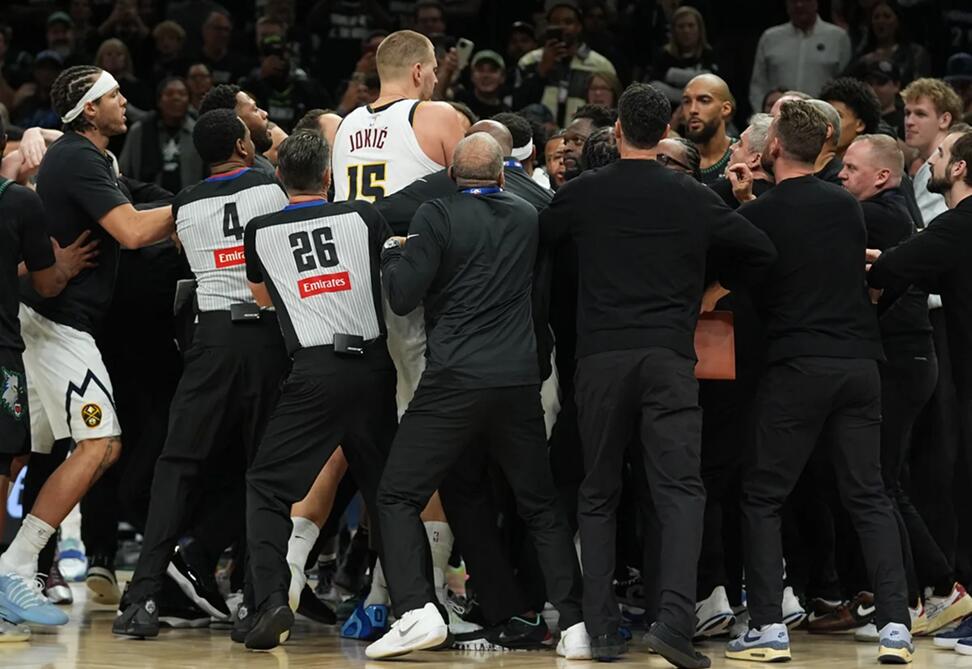 NBA Denda Jokic dan Randle Usai Keributan di Lapangan