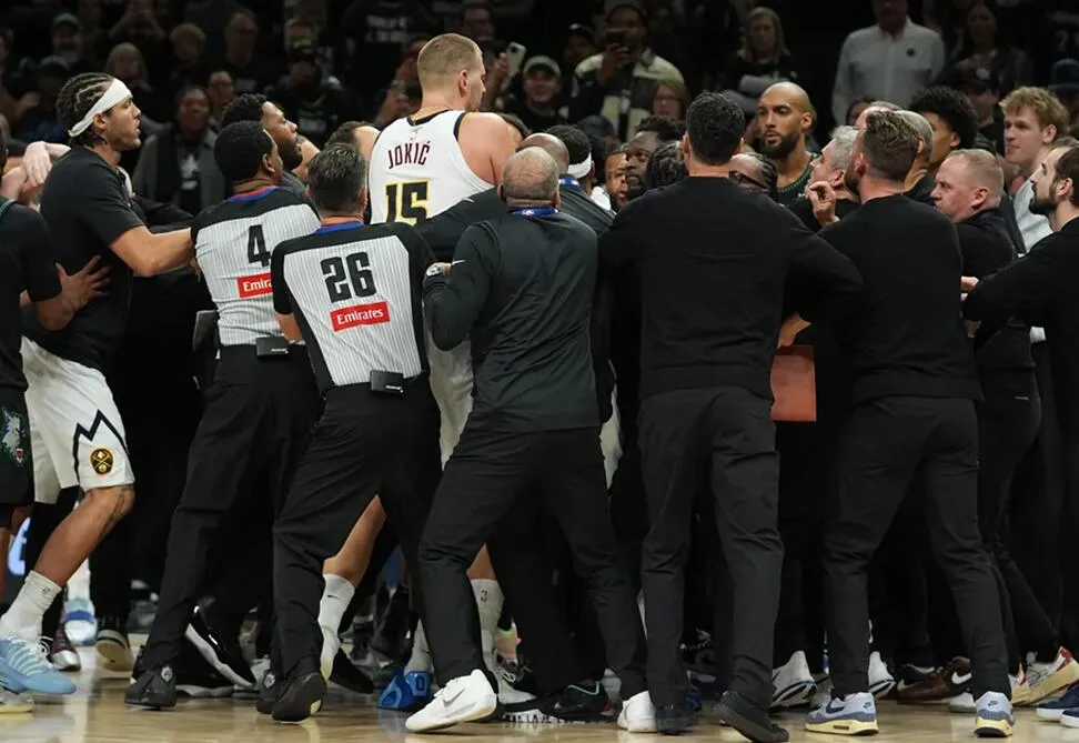 NBA Denda Jokic dan Randle Usai Keributan di Lapangan - sumber: (mainbasket)