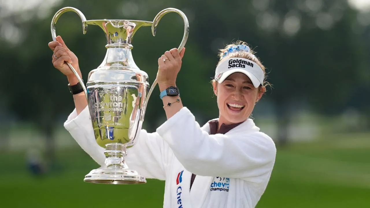 Nelly Korda berpose dengan trofi Chevron Championship. (Foto: Golf Digest)