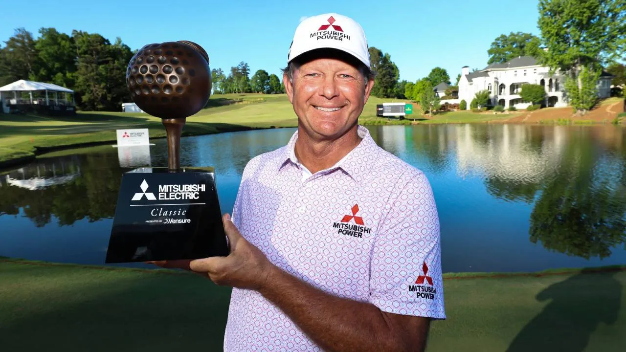 Retief Goosen berpose dengan trofi Mitsubishi Electric Classic. (Foto: Golf Digest)