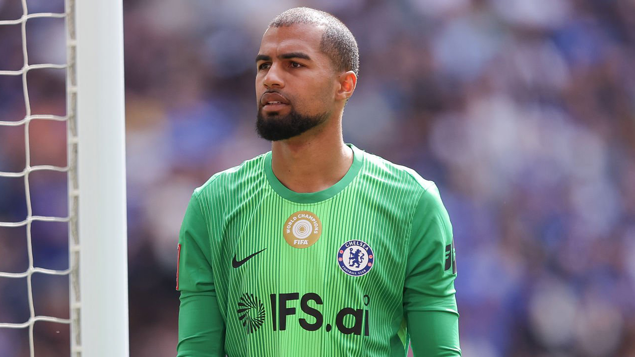 Robert Sanchez Bidik Trofi Piala FA Usai Chelsea Lolos ke Final