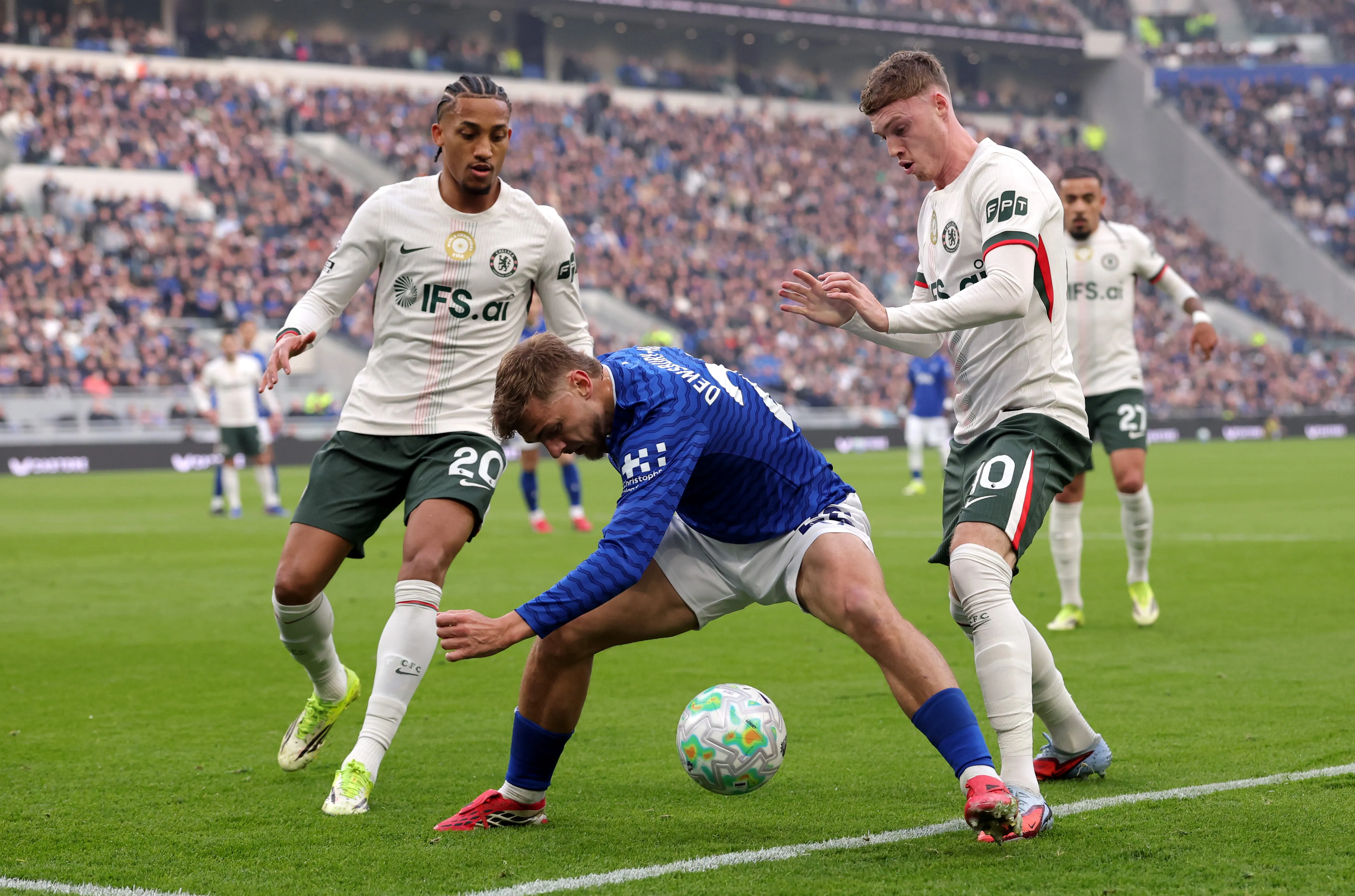 Barcelona Pertimbangkan Joao Pedro Sebagai Alternatif Alvarez - sumber: (footballespana)