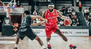 David Singleton Angkat Topi Performa Perrin Bufford