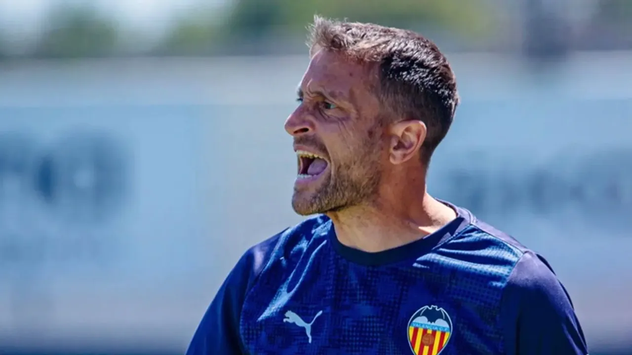 Valencia Perpanjang Kontrak Oscar Sanchez hingga 2027