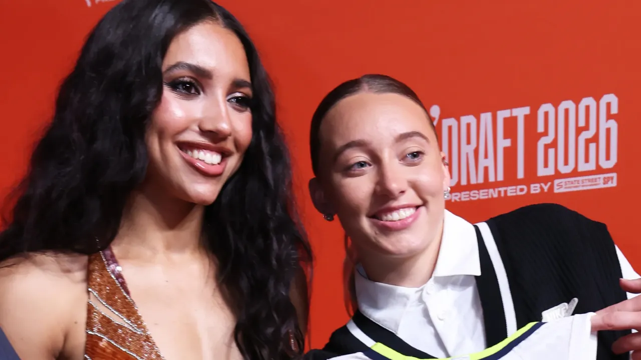 Paige Bueckers (kanan) mendampingi Azzi Fudd saat malam Draft WNBA 2026. (Foto: AP)