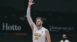 CJ Gettys Antarkan Kesatria Bengawan Solo Tumbangkan Tangerang Hawks