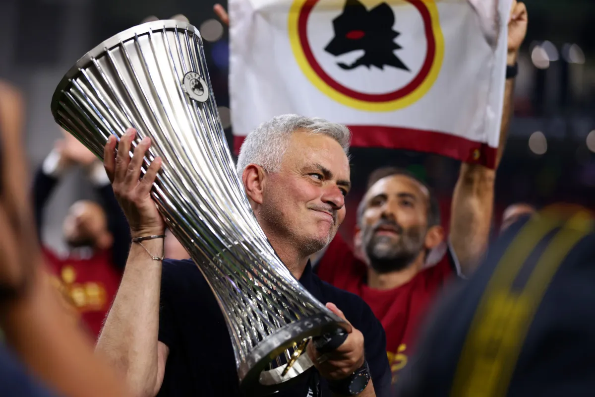 Mourinho Bongkar Kebohongan Besar Sepak Bola dan Kejutan Chivu di Roma