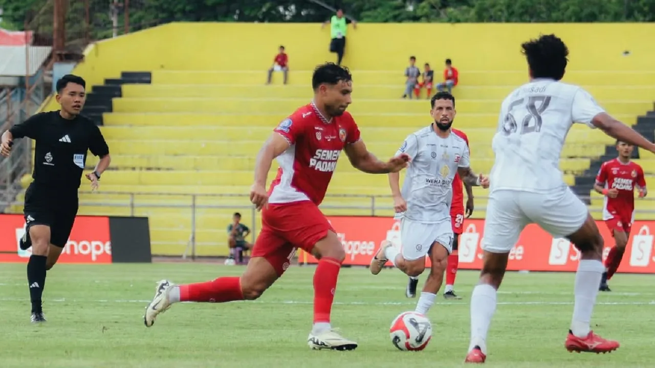 Gelandang Semen Padang FC, Kianz Froese di laga kontra Madura United