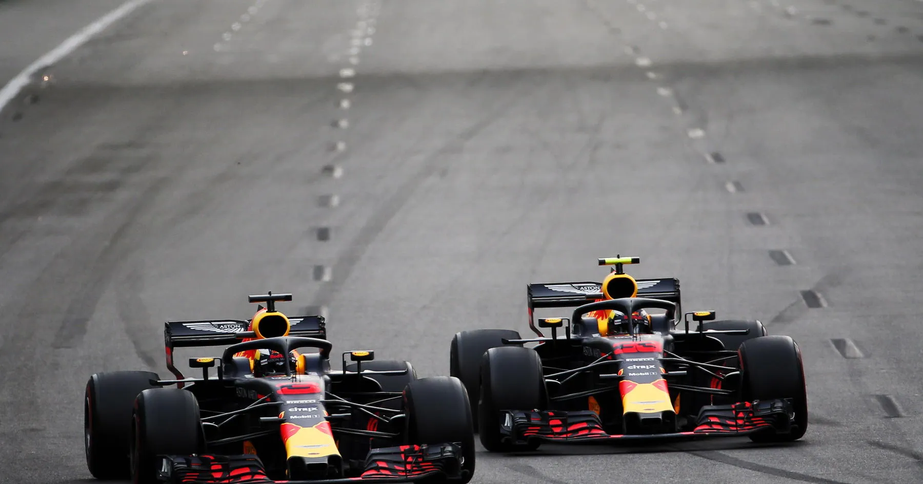Tabrakan Ricciardo-Verstappen Picu Ketegangan di Red Bull - sumber: (racingnews365)