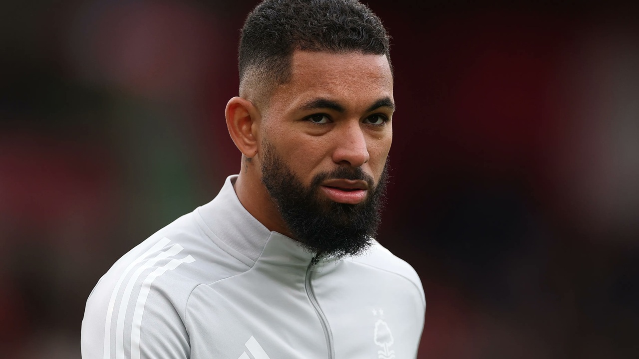 Aston Villa Enggan Permanenkan Douglas Luiz dari Juventus