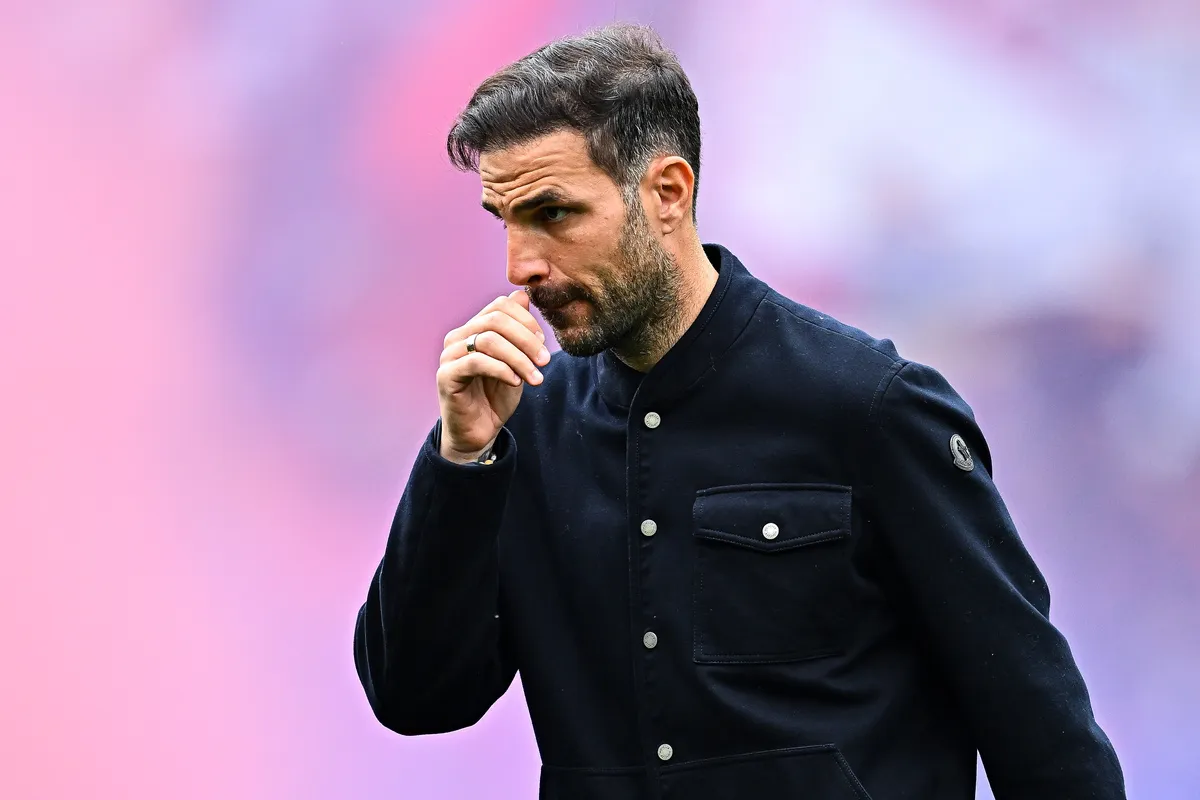 Direktur Como Bantah Kabar Kepindahan Fabregas Meski Dikaitkan Arsenal-Chelsea - sumber: (footballitalia)