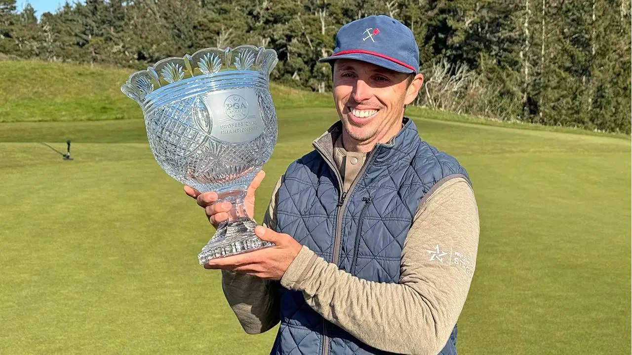 Jesse Droemer berpose dengan trofi PGA Professional Championship. (Foto: Golf Digest)