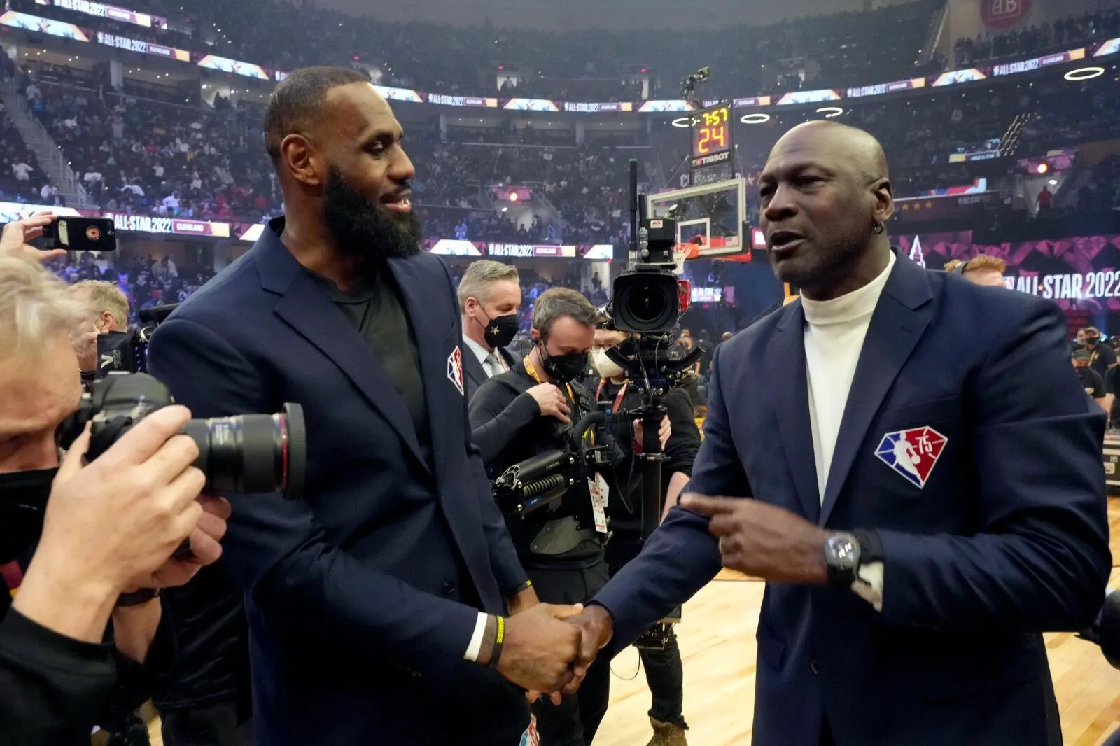 LeBron James Bahas Perdebatan GOAT dengan Michael Jordan - sumber: (mainbasket)
