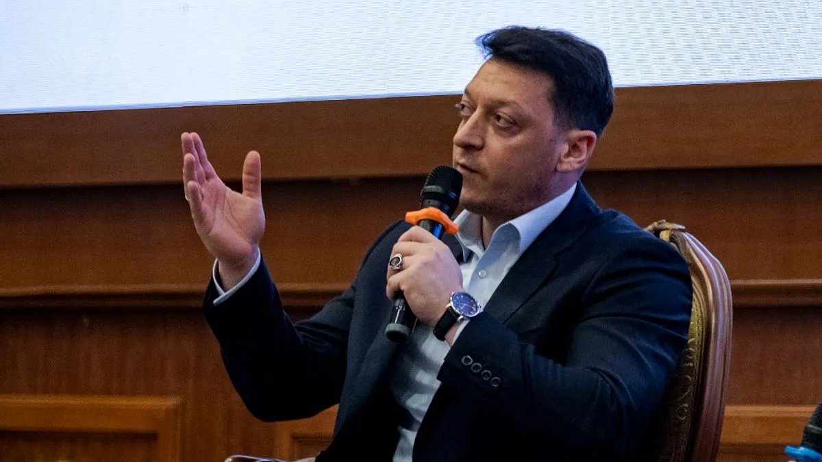 Ozil Ungkap Alasan Arsenal Hentikan Kesempatan Bermainnya - sumber: (footballlondon)