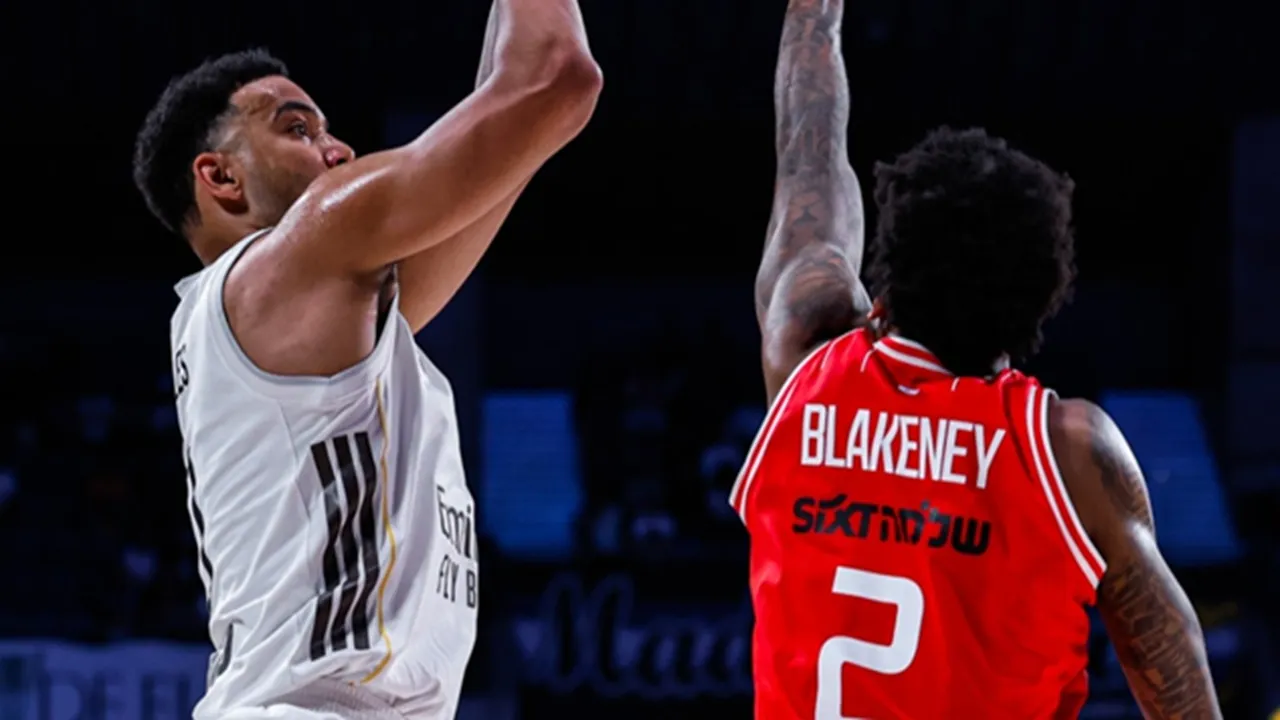 Real Madrid Atasi Perlawanan Hapoel Tel Aviv di Game 1