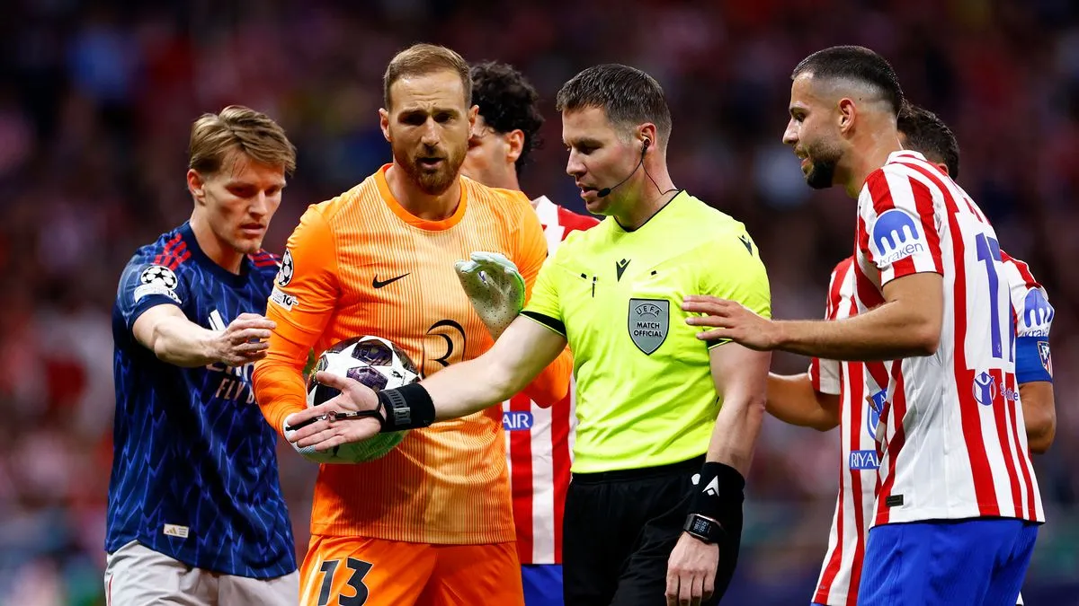 Wasit Tinjau Ulang Penalti Arsenal Usai Kontroversi VAR - sumber: (footballlondon)