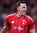 Chris Wood Ingatkan Forest Tetap Fokus Meski Unggul atas Villa