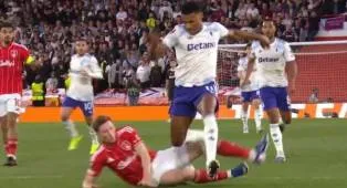 Eks Ketua PGMOL Kritik Keputusan Kontroversial Wasit dalam Kemenangan Forest atas Aston Villa