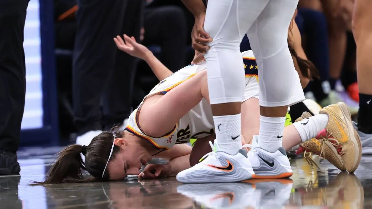 Caitlin Clark terjatuh pada awal kuarter ketiga setelah kakinya bertabrakan dengan pemain Dallas, Alanna Smith, saat mencoba melakukan tembakan. (Foto: AP)