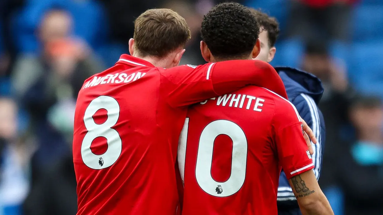 Elliot Anderson dan Morgan Gibbs-White.