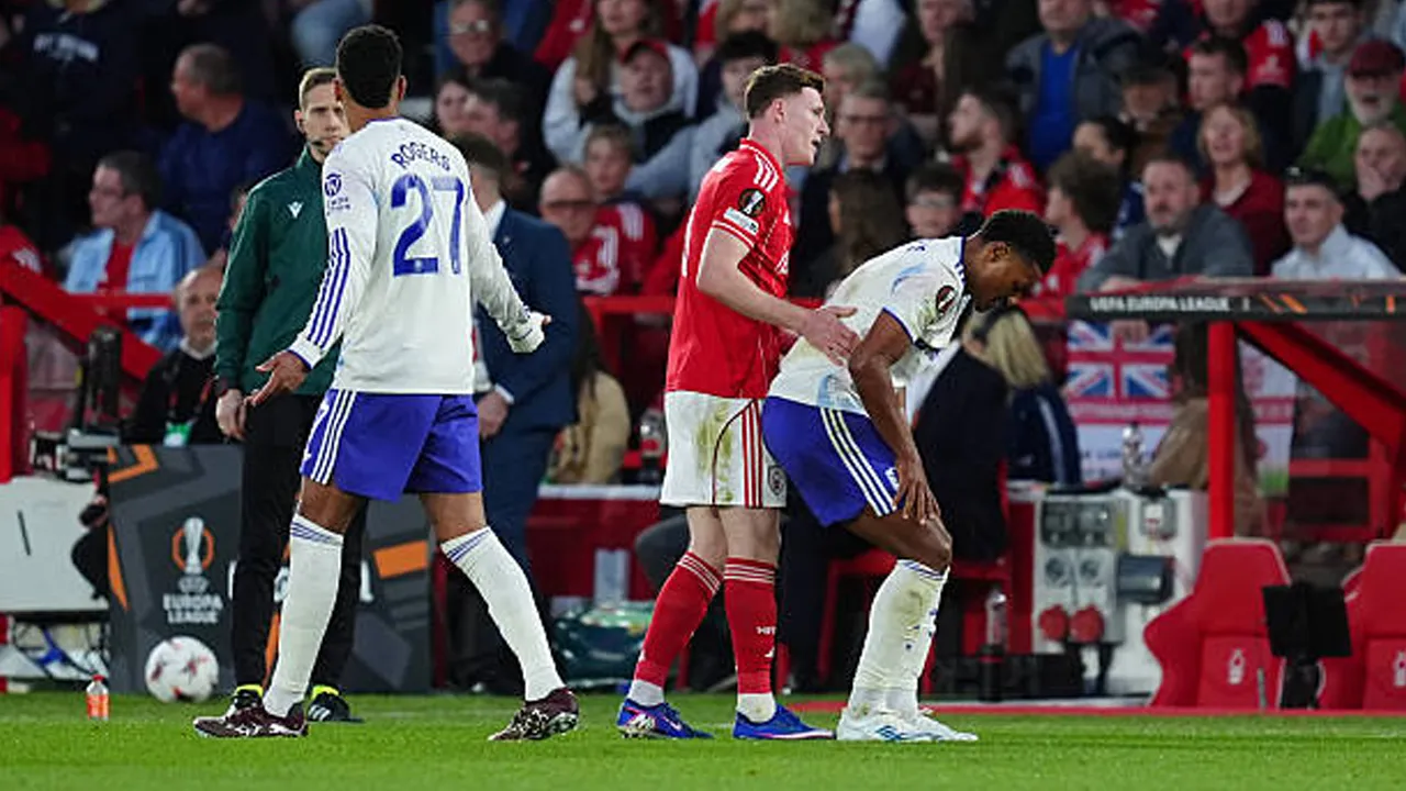 Tak Dikartu Merah, Tekel Kontroversial Elliot Anderson ke Ollie Watkins Tuai Sorotan