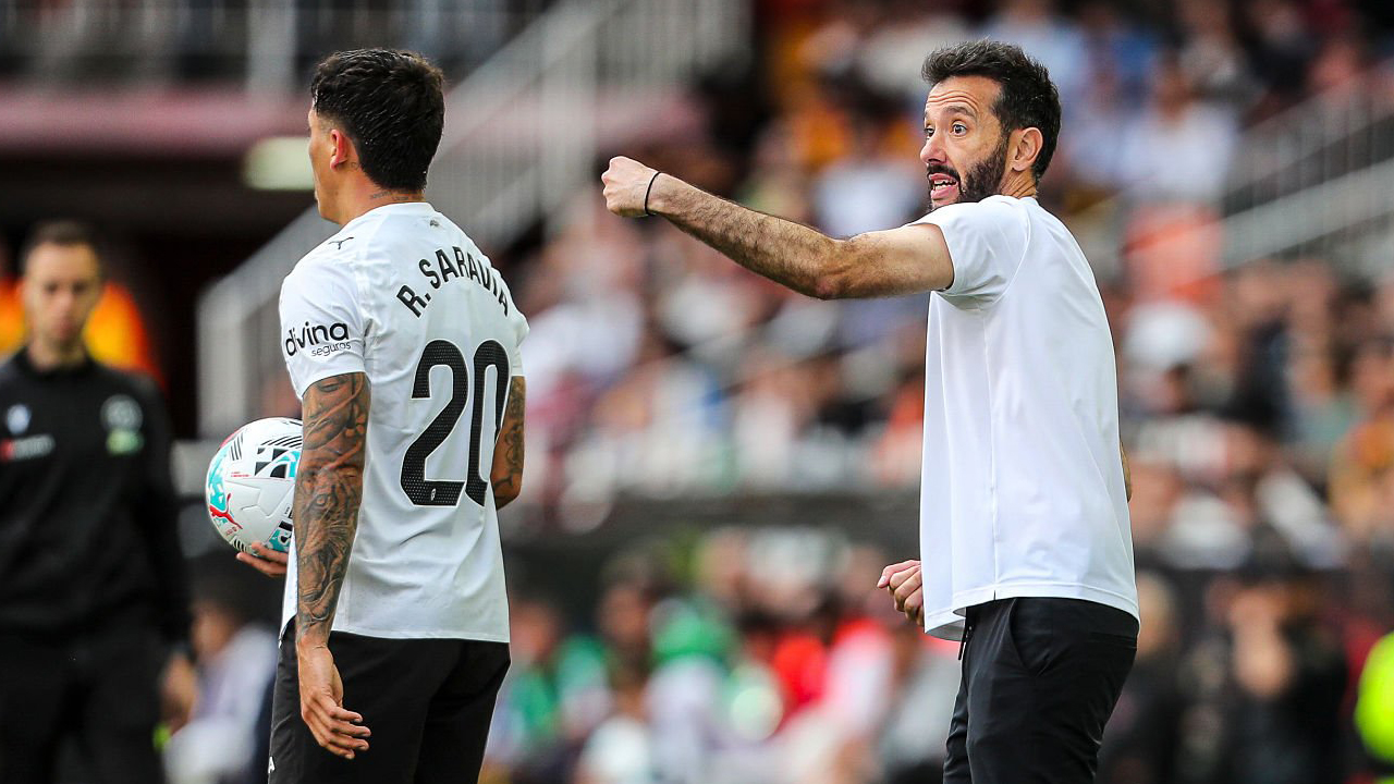 Carlos Corberan Enggan Salahkan Pemain Meski Valencia Dikalahkan Atletico