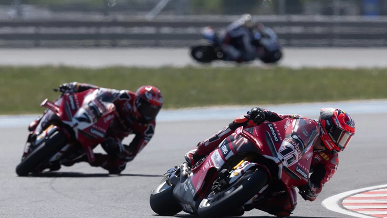 Hasil Race 2 WSBK Hungaria: Bulega Catat Kemenangan ke-16 Beruntun