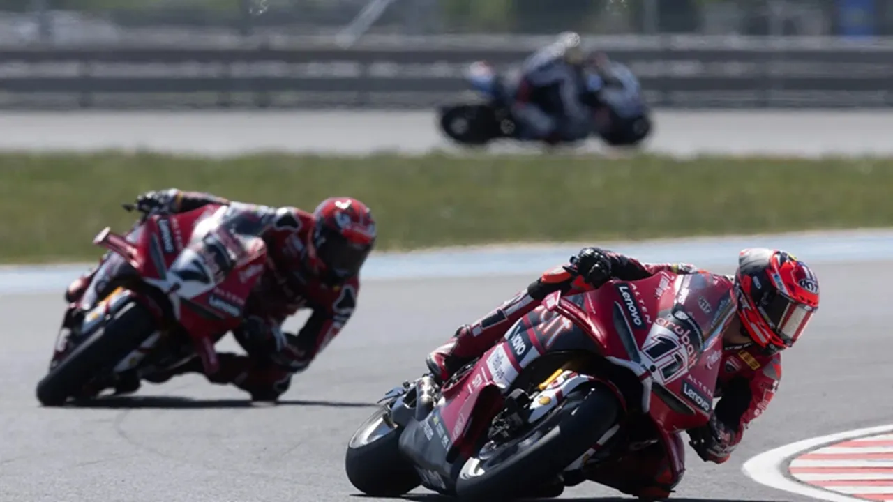 Hasil Race 2 WSBK Hungaria: Bulega Catat Kemenangan ke-16 Beruntun