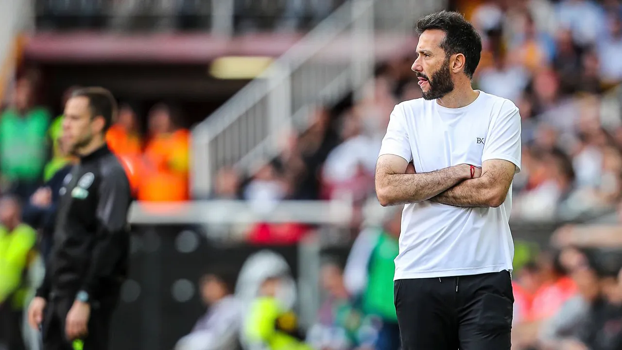 Kalah dari Atletico, Carlos Corberan Pahami Kemarahan Suporter Valencia