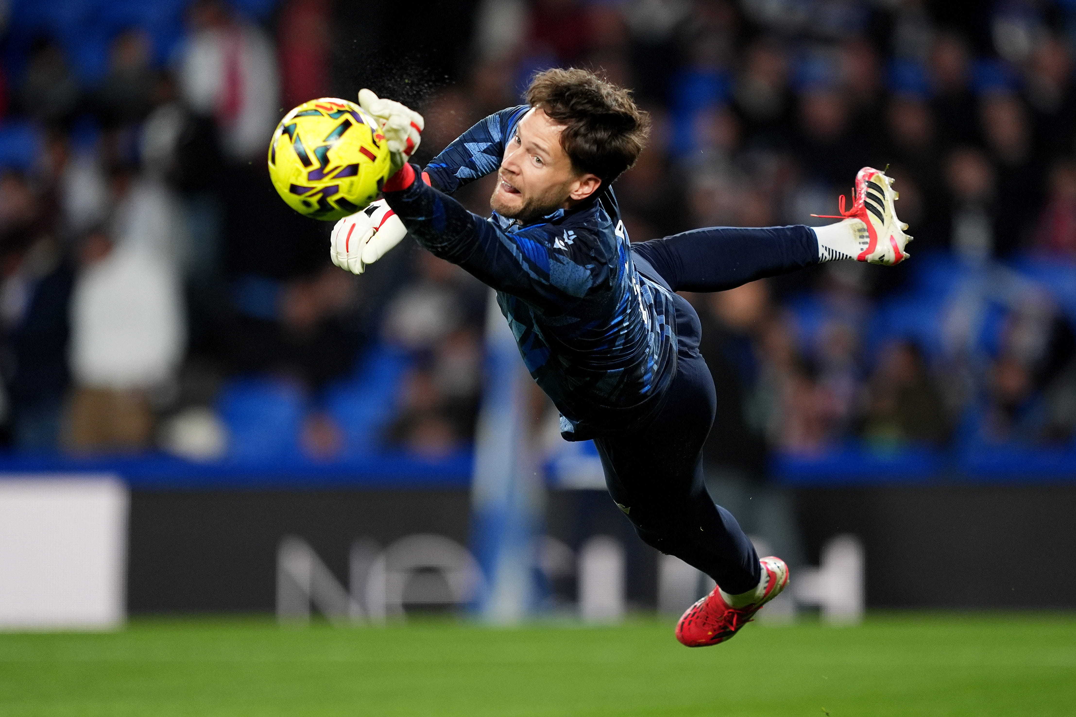 Real Sociedad Cegah Barcelona Gaet Alex Remiro