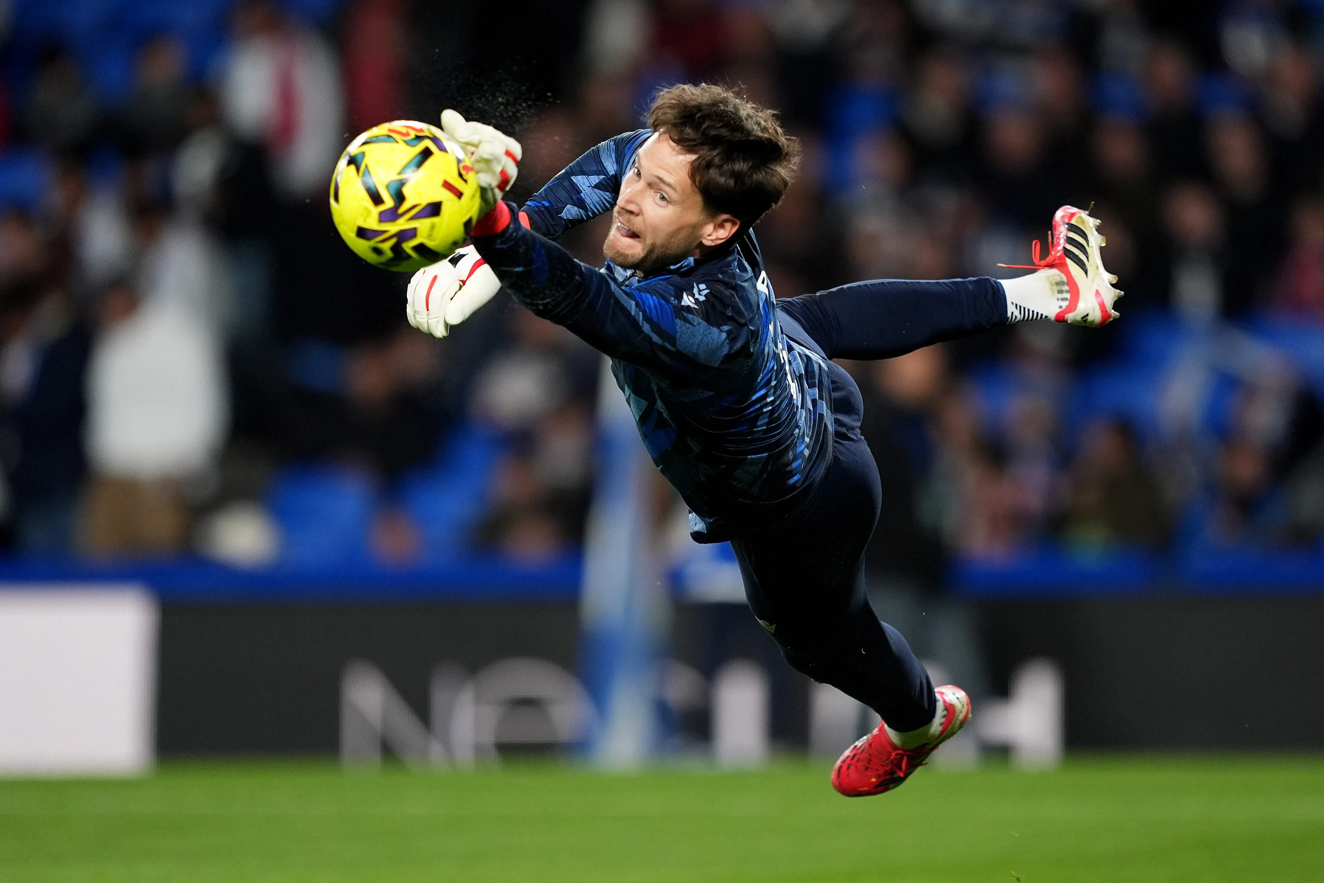 Real Sociedad Cegah Barcelona Gaet Alex Remiro - sumber: (footballespana)