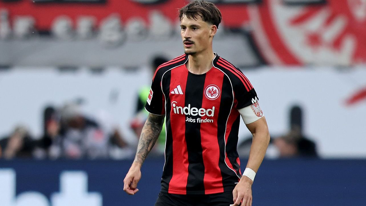 Tampil Buruk, Robin Koch Akui Frankfurt Pantas Kalah dari Hamburg
