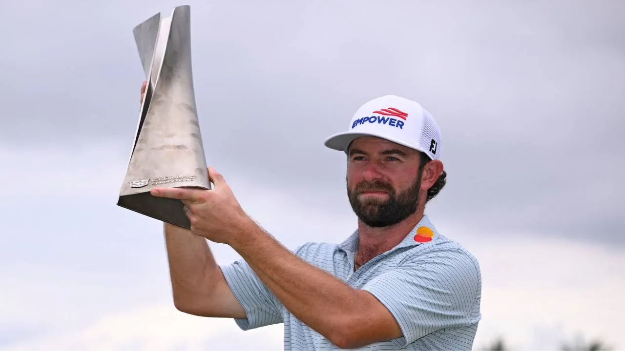 Cameron Young berpose dengan trofi Cadillac Championship. (Foto: Golf Digest)